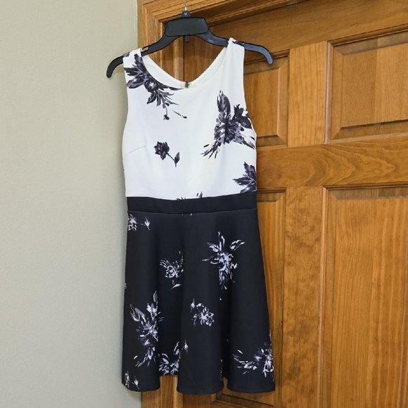 Xhilaration Dresses & Skirts - Xhilaration Monochrome Floral Dress